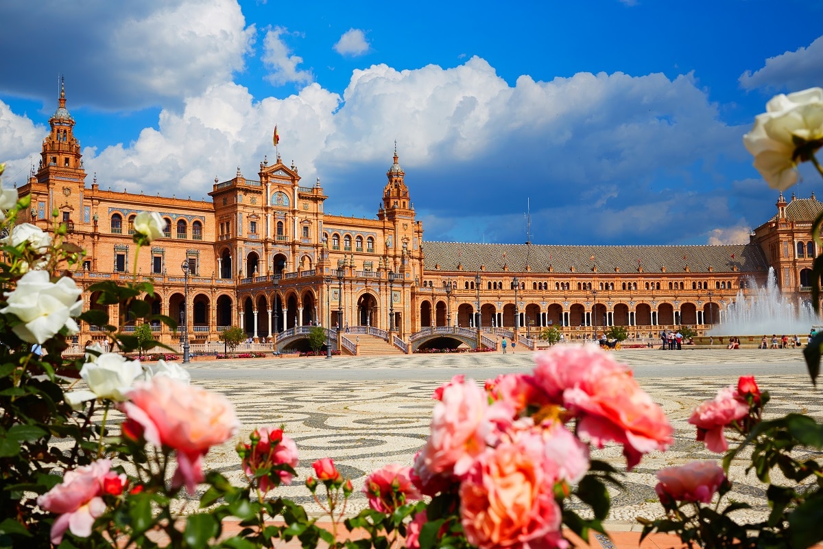 Sevilla es una ciudad hermosa y con una economía estable.